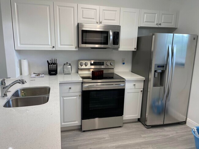 7101 Golf Colony Ct in Greenacres, FL - Building Photo - Building Photo