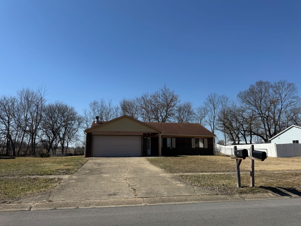 378 Boonesboro Rd in Greenwood, IN - Foto de edificio