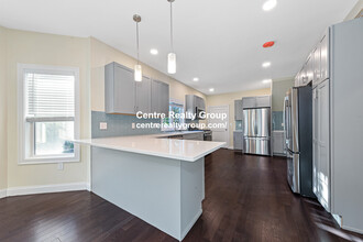 161 4th St, Unit #1 in Medford, MA - Foto de edificio - Building Photo