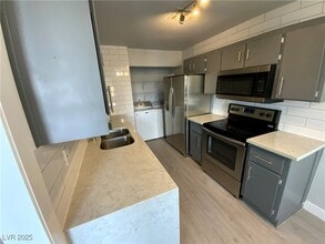 466 E Sunset Rd in Henderson, NV - Building Photo - Building Photo