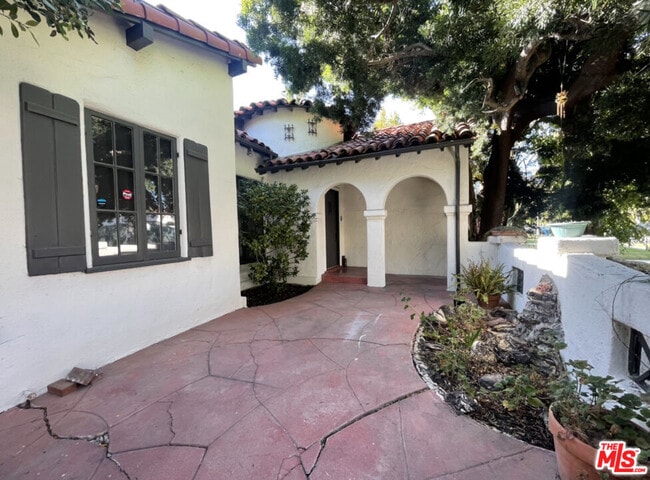 property at 147 S Poinsettia Pl