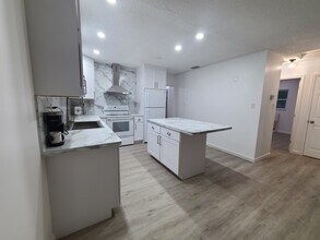 3031 NE Savannah Rd in Jensen Beach, FL - Building Photo - Building Photo