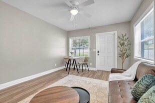 1004 Buena Vista Dr in Tallahassee, FL - Building Photo