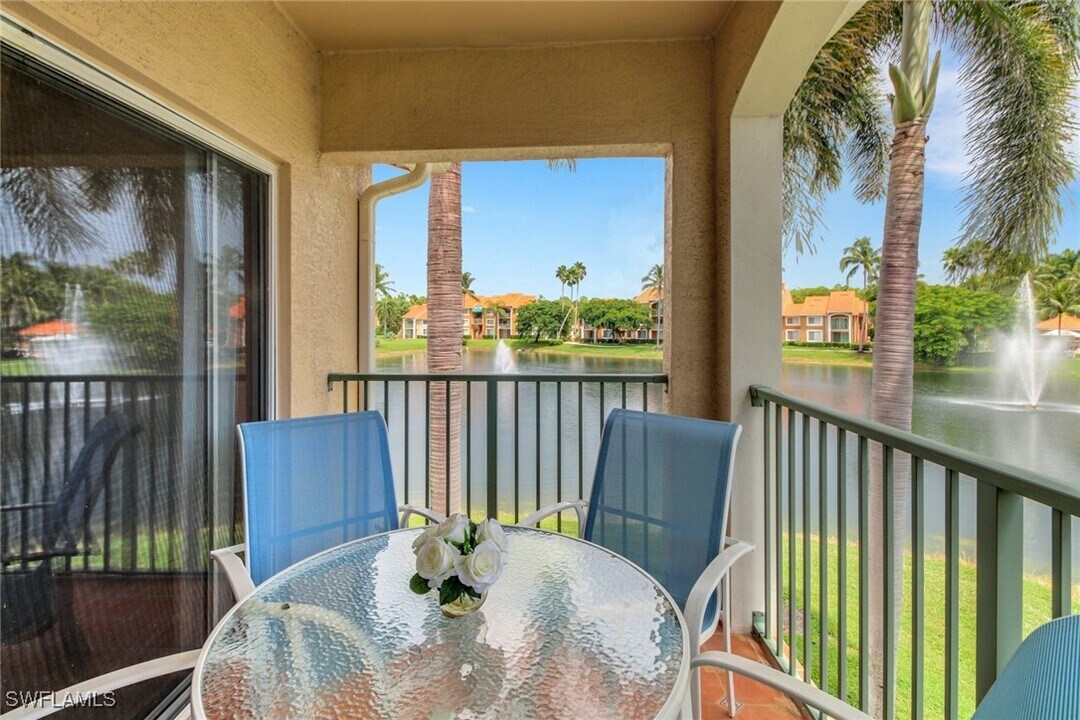 1195 Wildwood Lakes Blvd in Naples, FL - Building Photo