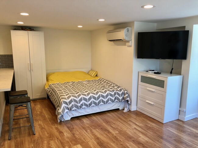 1113 8th Ave W., Unit B in Seattle, WA - Foto de edificio - Building Photo