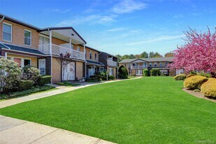 115 Artist Lake Dr in Middle Island, NY - Building Photo