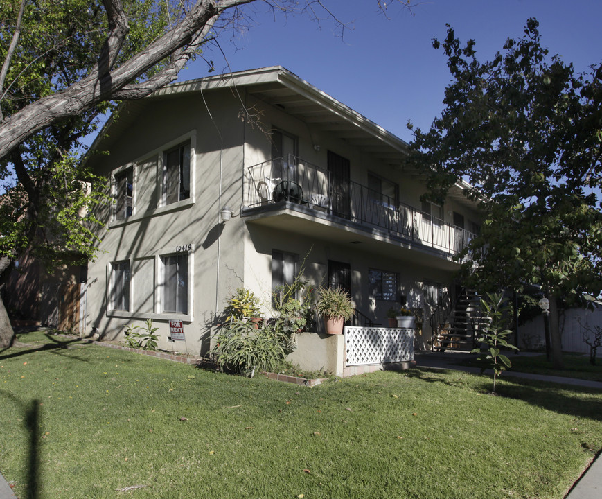 19419 Haynes St in Reseda, CA - Foto de edificio