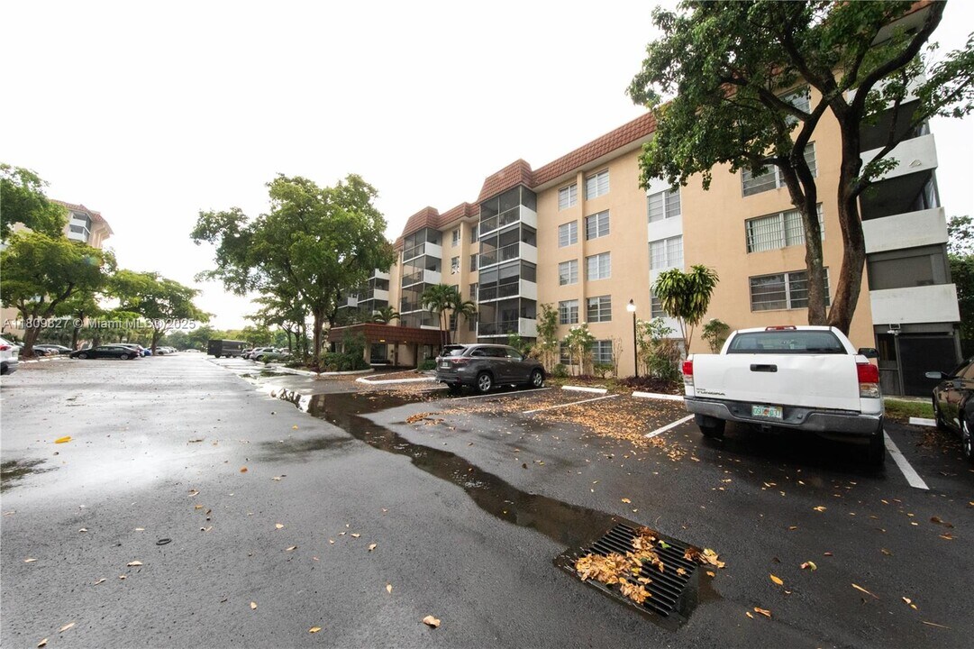 4160 Inverrary Dr in Lauderhill, FL - Building Photo