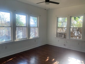 818 W Lynwood Ave, Unit A in San Antonio, TX - Building Photo - Building Photo