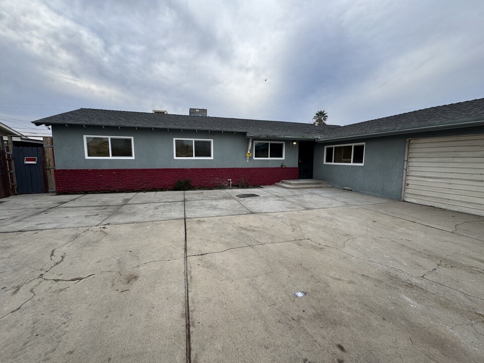 2307 Ming Ave in Bakersfield, CA - Building Photo