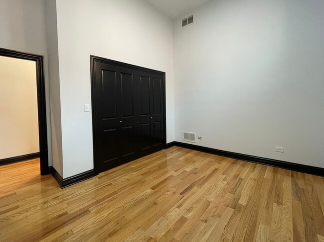 1000 N Mozart St, Unit 2w in Chicago, IL - Foto de edificio - Building Photo