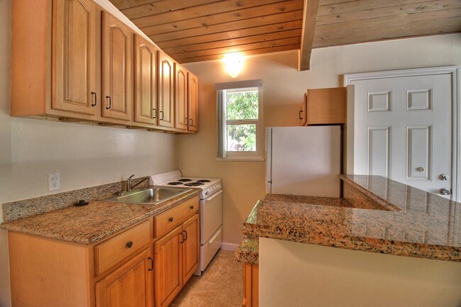 Stanford Avenue Apartments in Palo Alto, CA - Foto de edificio - Building Photo