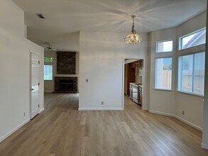 1422 Lorimer Way in Roseville, CA - Building Photo - Building Photo