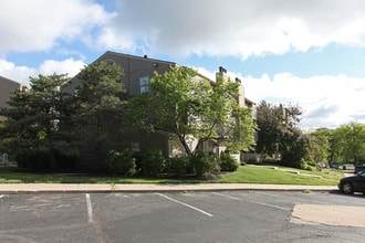 The Retreat at Woodridge Apartments in Lenexa, KS - Building Photo - Building Photo