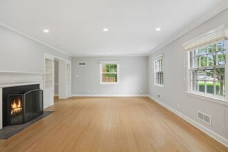 35 Skylark Rd in Greenwich, CT - Building Photo - Building Photo