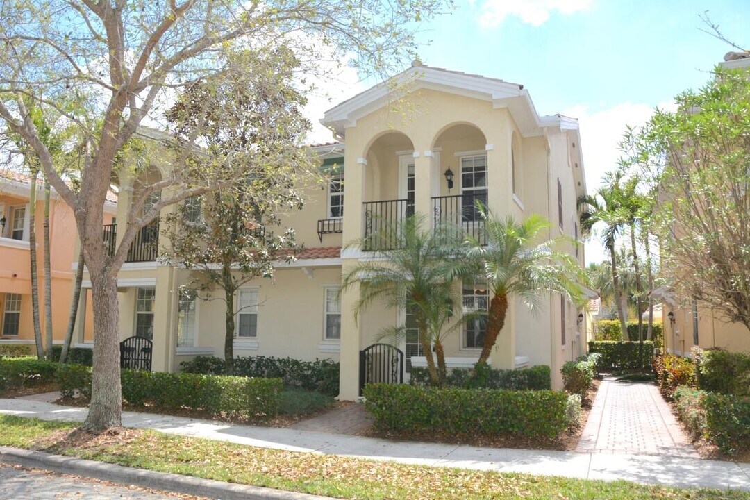 140 Soriano Dr in Jupiter, FL - Building Photo
