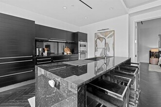 2408 Victory Park Ln in Dallas, TX - Building Photo - Building Photo
