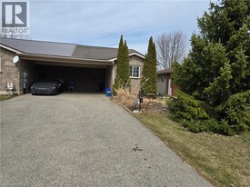 25 Griffiths Dr in Brant, ON - Building Photo