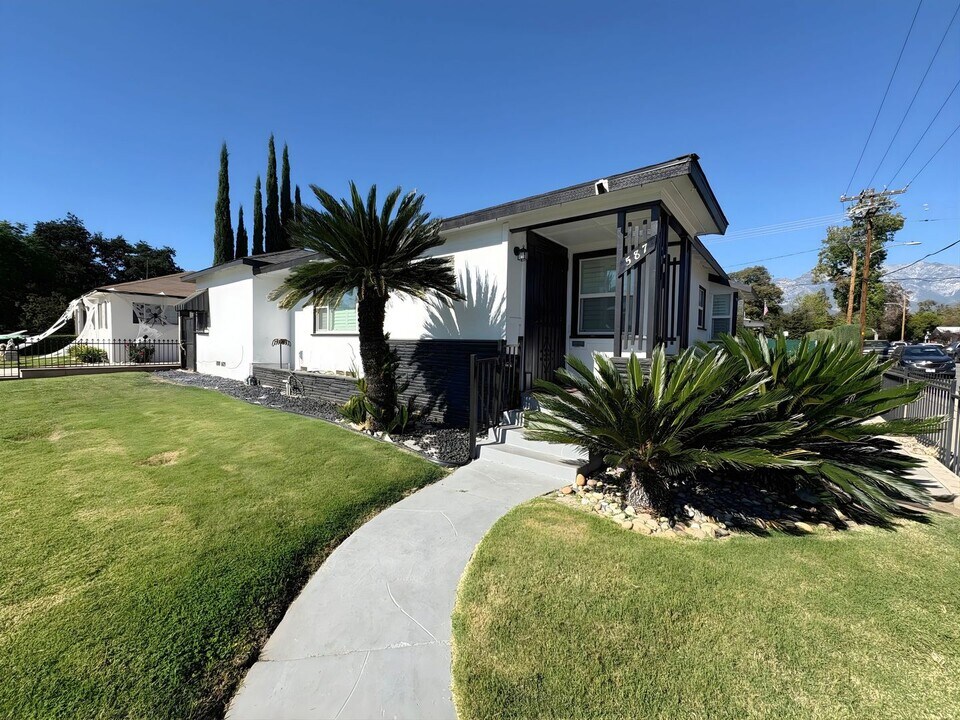 587 E Arrow Hwy in Upland, CA - Building Photo