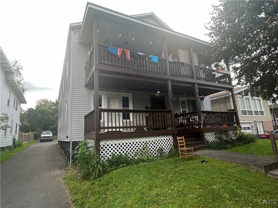 217 W Yates St in East Syracuse, NY - Building Photo