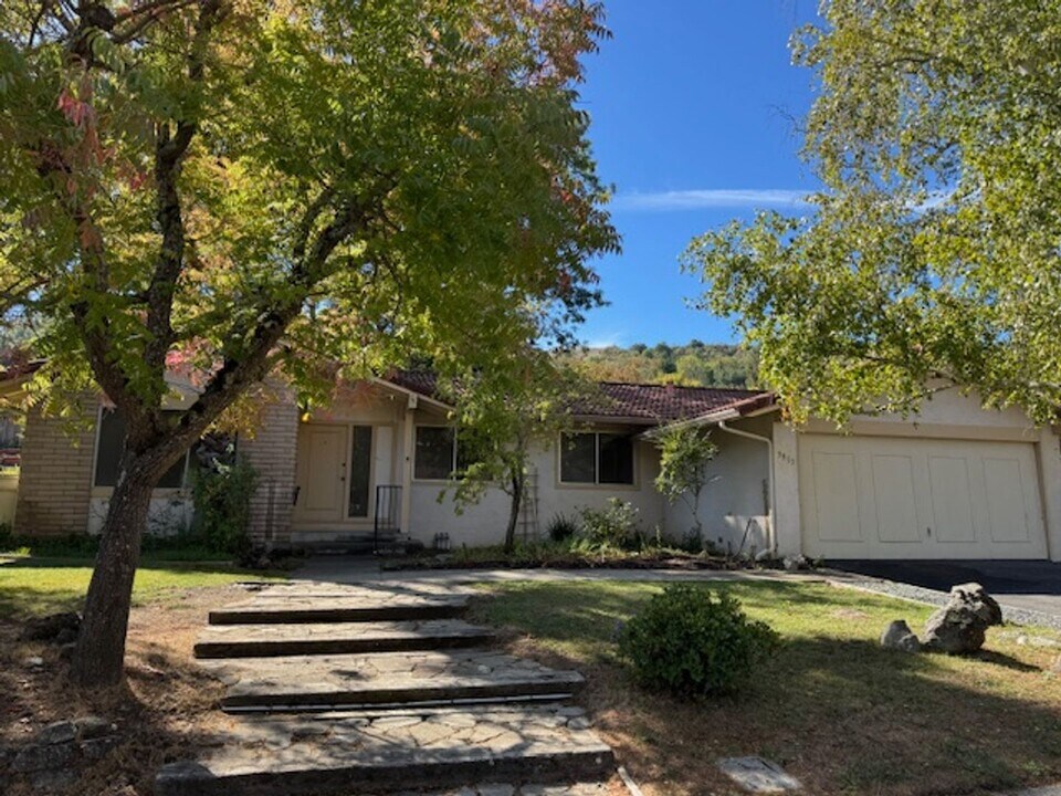3953 Campolindo Dr in Moraga, CA - Building Photo