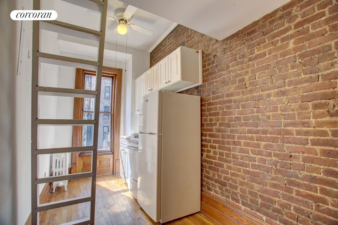 148 W 70th St in New York, NY - Building Photo