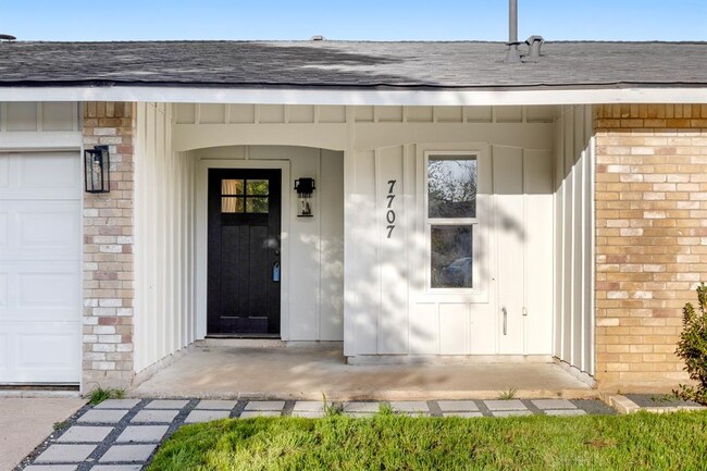 7707 Whitsun Dr in Austin, TX - Foto de edificio - Building Photo
