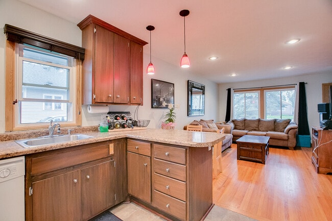 property at 996 Larpenteur Ave West