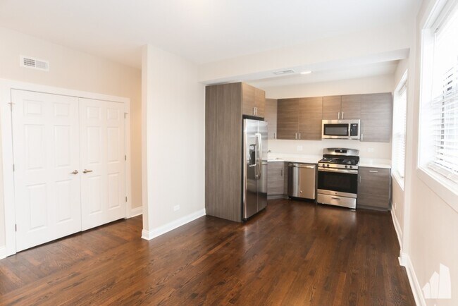2229 N Sawyer Ave, Unit 1 in Chicago, IL - Building Photo - Building Photo