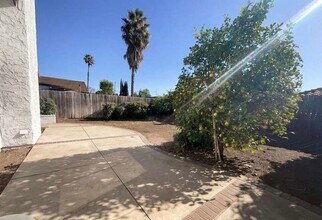 13142 E Mesa Verde Dr in Moorpark, CA - Foto de edificio - Building Photo