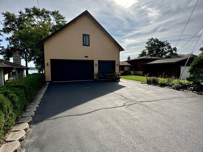 4106 W Lake Shore Dr in Wonder Lake, IL - Building Photo - Building Photo
