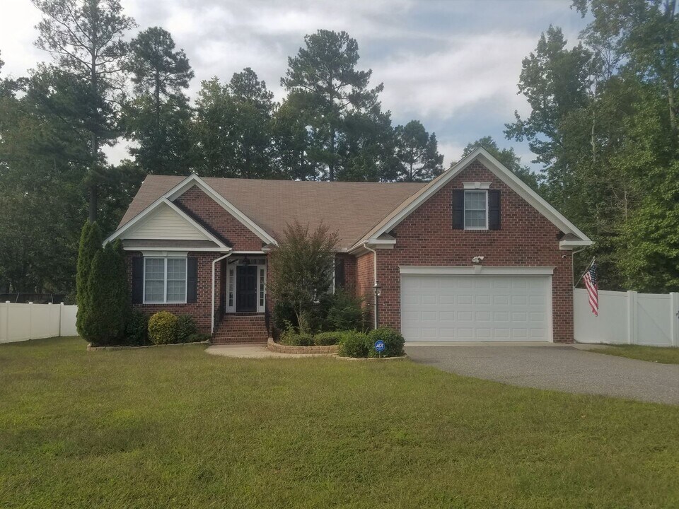 11512 Charles Towne Rd in Midlothian, VA - Building Photo