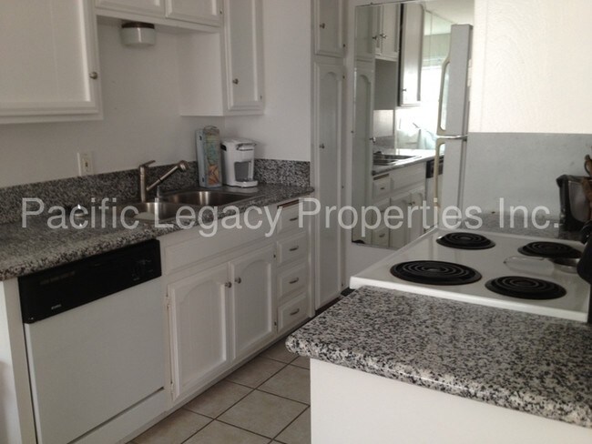 1460 Seacoast Dr-Unit -5 in Imperial Beach, CA - Building Photo - Building Photo