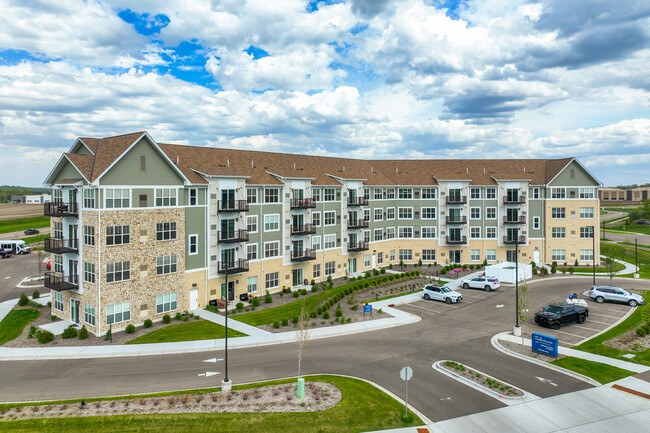 Regency Hill Apartments, North Building in Woodbury, MN - Foto de edificio - Building Photo