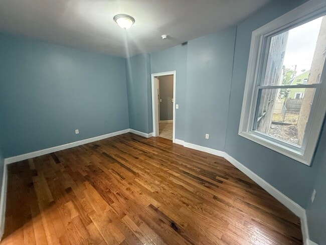 129 W 54th St in Bayonne, NJ - Foto de edificio - Building Photo