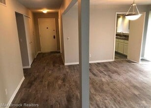 16255 W Nine Mile Rd in Southfield, MI - Building Photo - Building Photo