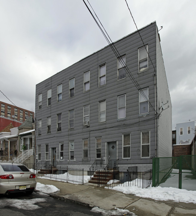 60-62 Cambridge Ave in Jersey City, NJ - Building Photo