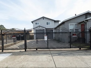 2456 88th Ave in Oakland, CA - Foto de edificio - Building Photo