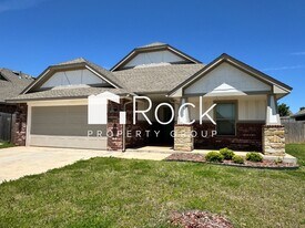 1111 Magnolia Dr in Noble, OK - Building Photo