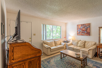 Sherwood and Forest Arms Apartments in Davis, CA - Building Photo - Interior Photo