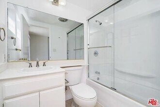 5955 W 8th St, Unit 105 in Los Angeles, CA - Building Photo - Building Photo