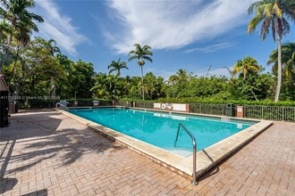 101 Crandon Blvd in Key Biscayne, FL - Building Photo - Building Photo