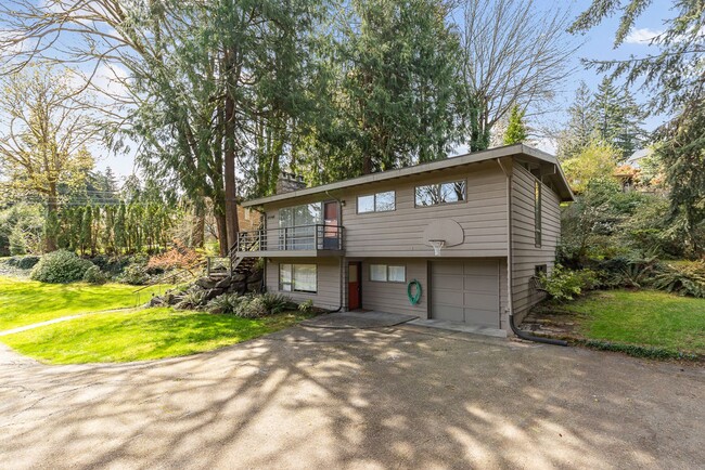 10048 NE 30th Pl in Bellevue, WA - Building Photo - Building Photo