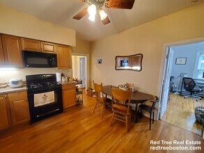 72 Marshall St, Unit 1 in Medford, MA - Foto de edificio - Building Photo