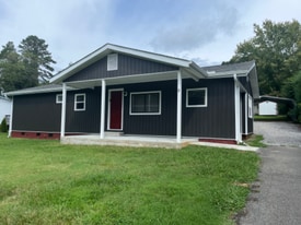 8 Pinedale Rd in Candler, NC - Building Photo