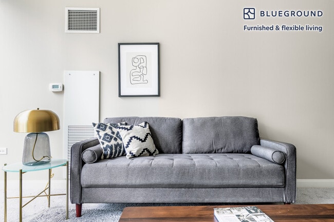 210 N Wells St in Chicago, IL - Building Photo - Building Photo