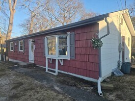 546 Granny Rd in Medford, NY - Building Photo