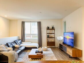 2111 N Cahuenga Blvd in Los Angeles, CA - Building Photo - Building Photo