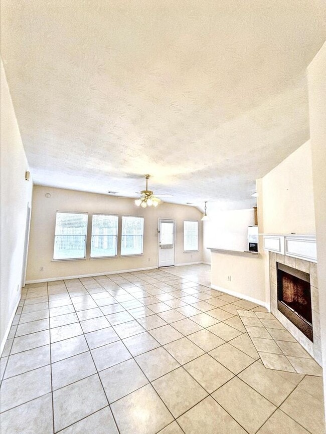 4710 Kiowa Cir in Baytown, TX - Building Photo - Building Photo