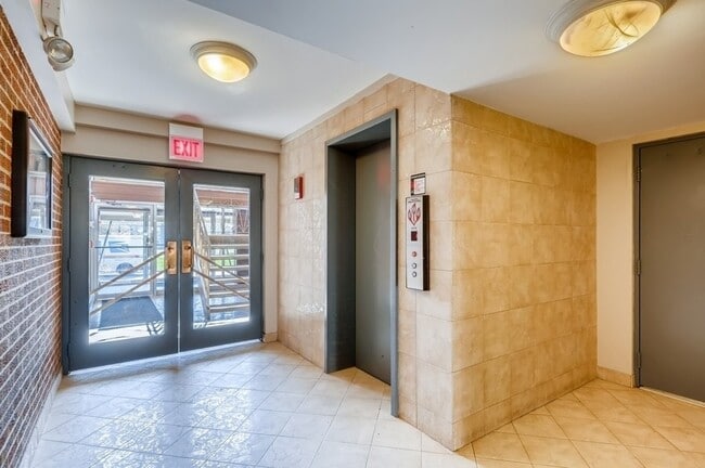 2206 S Goebbert Rd in Arlington Heights, IL - Building Photo - Building Photo